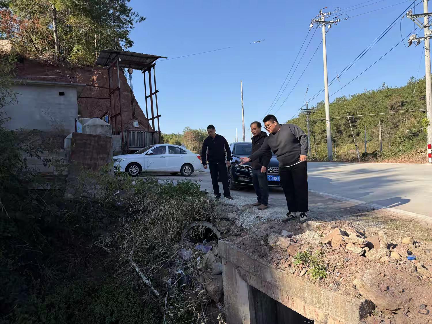 水茜鎮(zhèn)開展“河長日”巡河活動