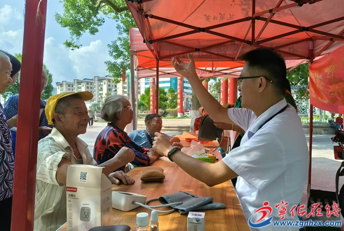 縣總工會(huì)開(kāi)展關(guān)愛(ài)職工送健康愛(ài)心義診活動(dòng)