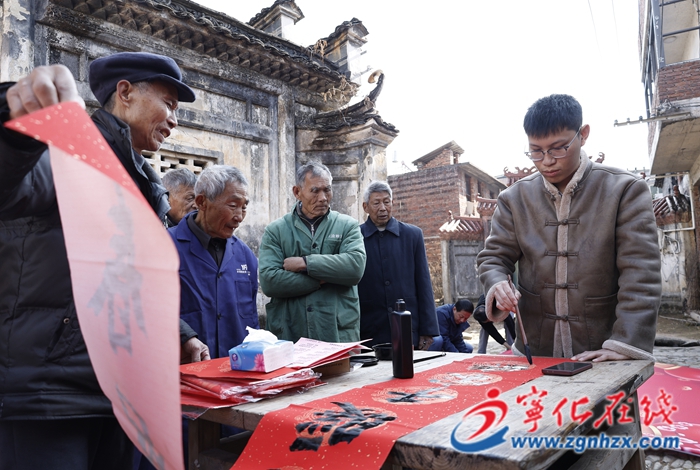 三明市文藝志愿服務(wù)“遠(yuǎn)山三人行”走進(jìn)畬鄉(xiāng)