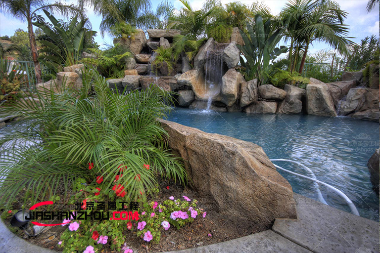 徒步探索仿真假山生態(tài)秘境 十月野花遍地太浪漫！