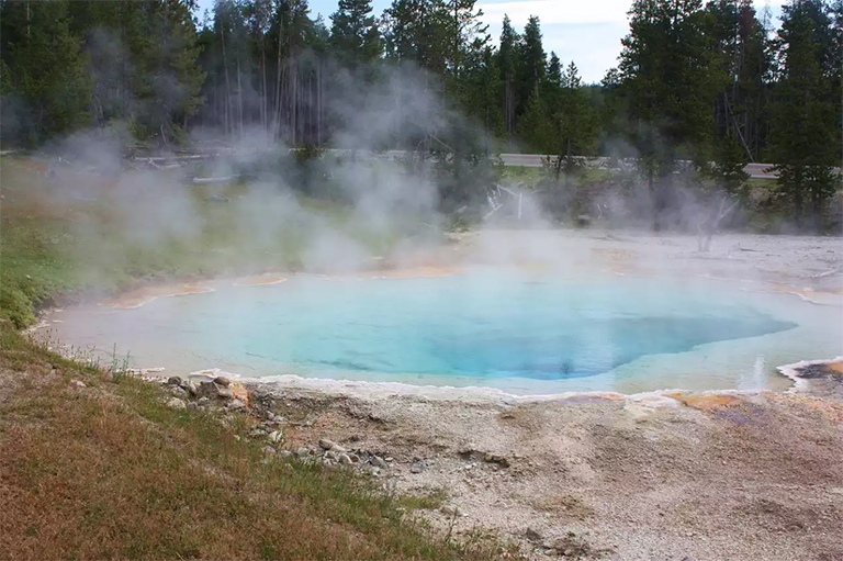 在黃石國家公園中發(fā)現(xiàn)的溫泉多呈彩虹色