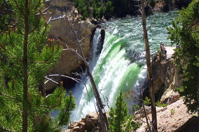 在黃石國家公園，水有多種顏色