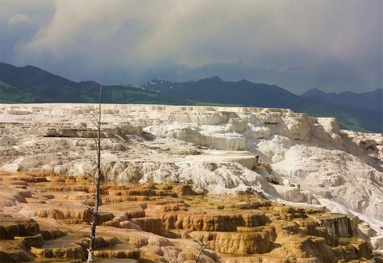 白色梯田是碳酸鈣，而紅色和棕色表示氧化鐵