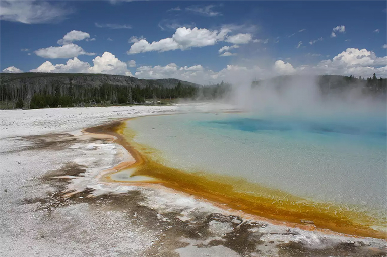 黃石公園的日落湖顯示了在地?zé)岢刂邪l(fā)現(xiàn)的各種顏色
