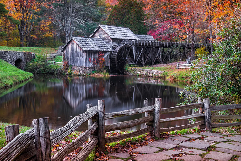 風(fēng)景秀麗的磨坊，秋天的落葉