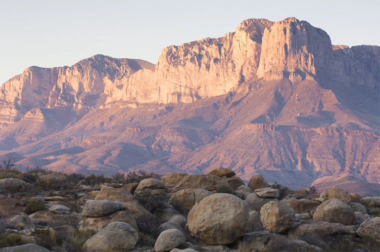 在瓜達盧佩山的日落在松城，得克薩斯附近