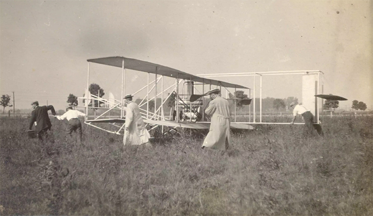 學(xué)生在霍夫曼草原飛行場移動(dòng)懷特B傳單