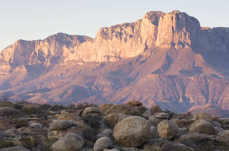 在瓜達(dá)盧佩山的日落在松城