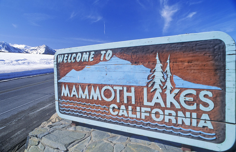 猛湖加州標(biāo)志及加利福尼亞州的車道